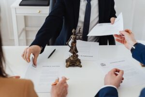 Εξειδικευμένος δικηγόρος αστικού δικαίου σε σύσκεψη με πελάτη